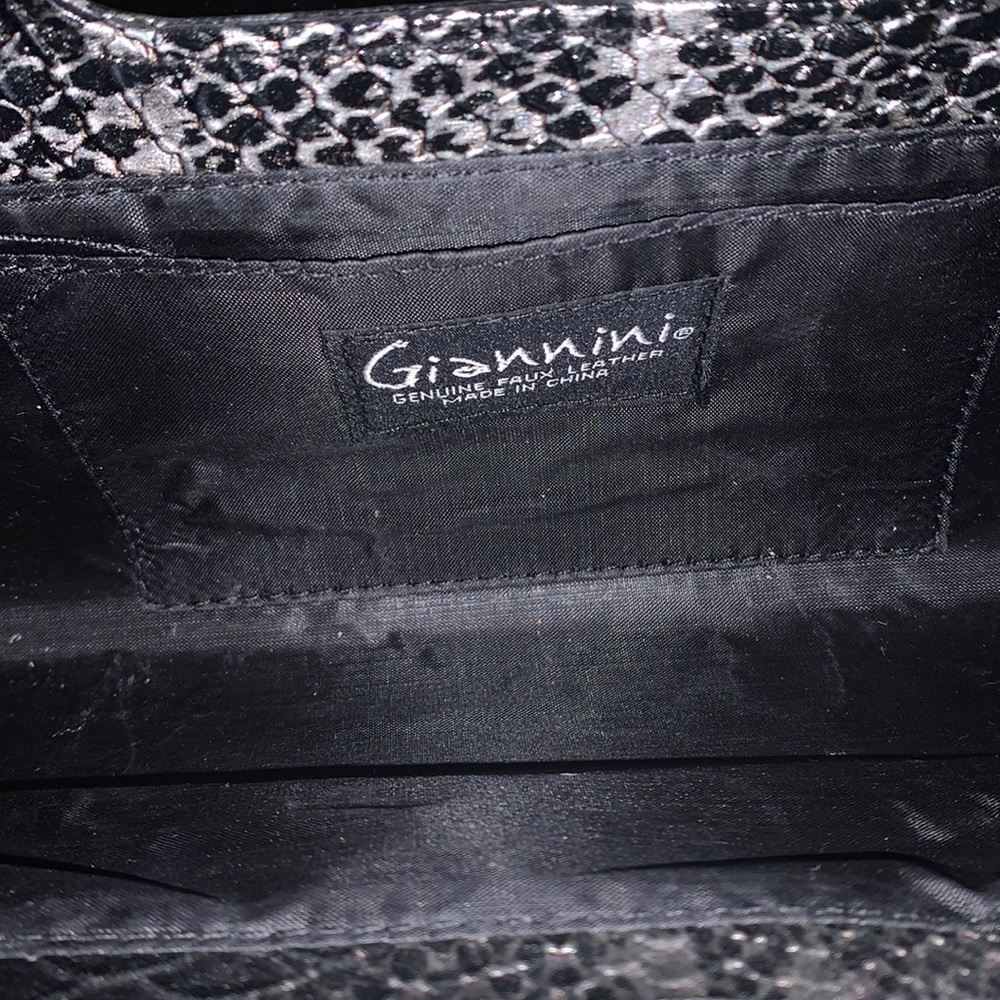 CLUTCH 💋 - Picture 2 of 3